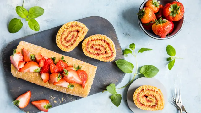 Grov rullekake dekorert med jordbær og basilikum