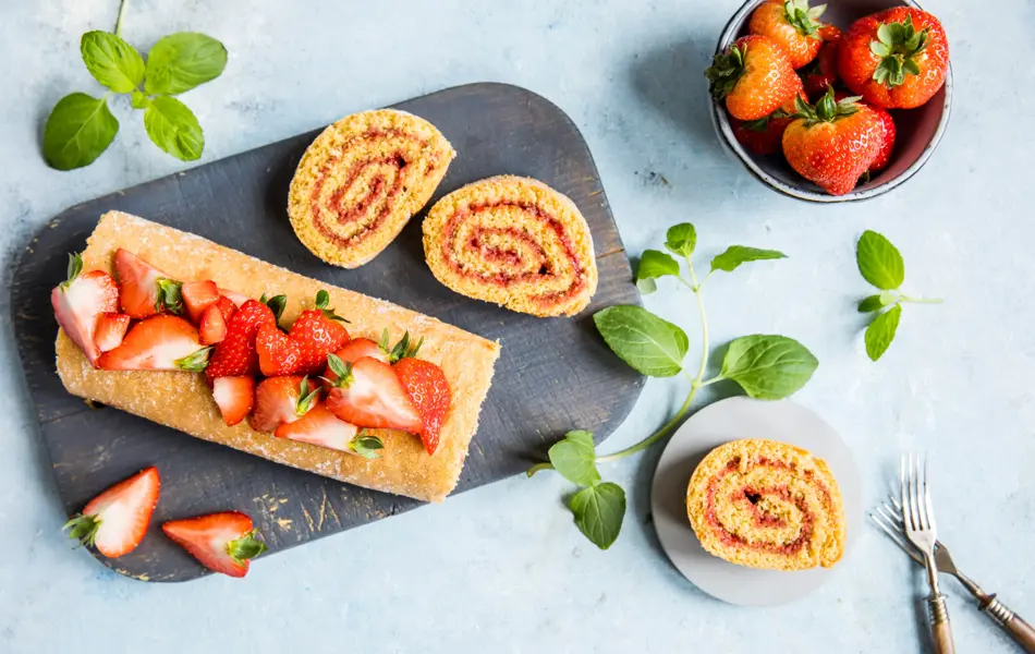 Grov rullekake dekorert med jordbær og basilikum