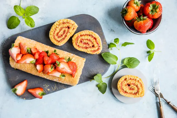 Grov rullekake dekorert med jordbær og basilikum