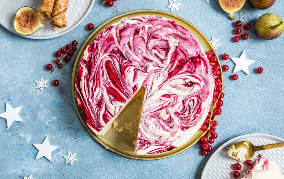 Rømmeiskake på et fat sett ovenfra