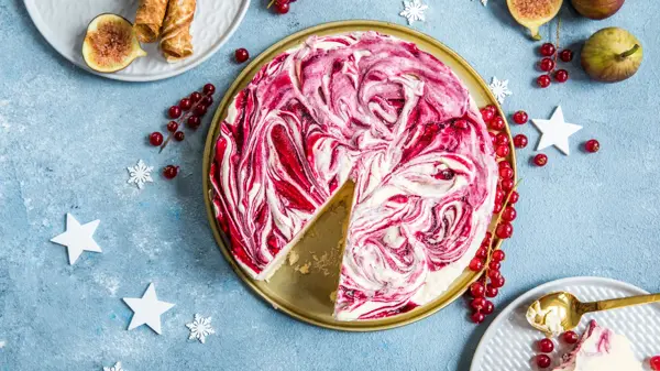 Rømmeiskake på et fat sett ovenfra