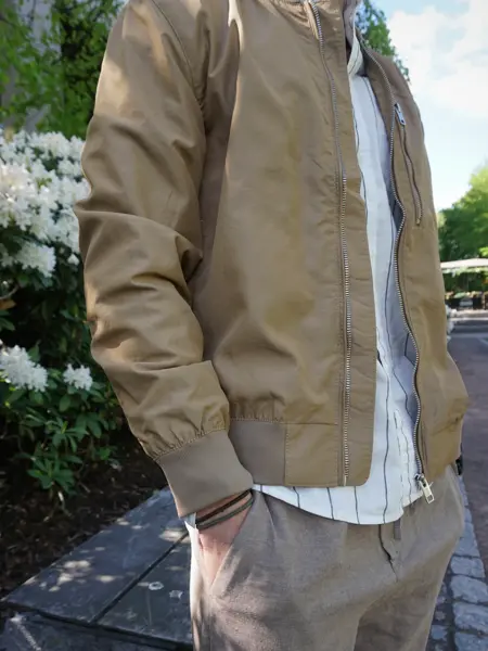 Herremote_bomberjakke_beige.jpeg