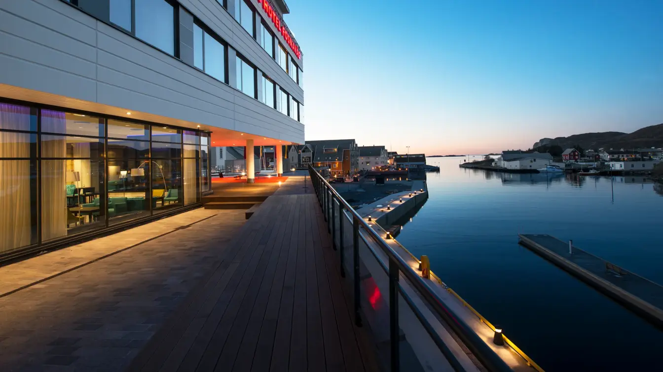 Fasade på Thon Hotel Fosnavåg som ligger på kaia i Fosnavåg