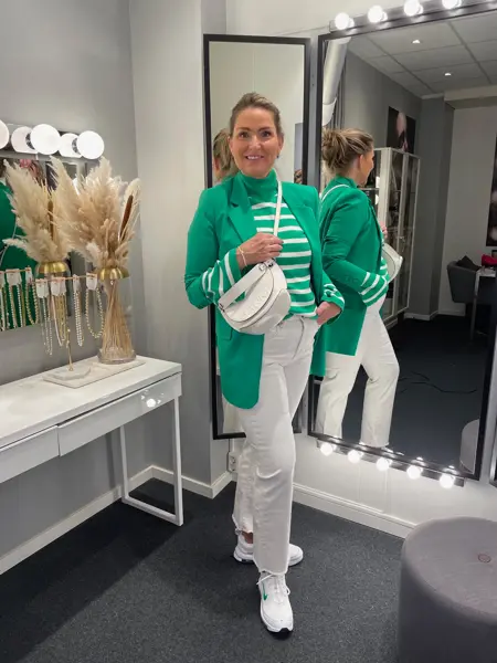 Blazer med hvit bukse og tilbehør