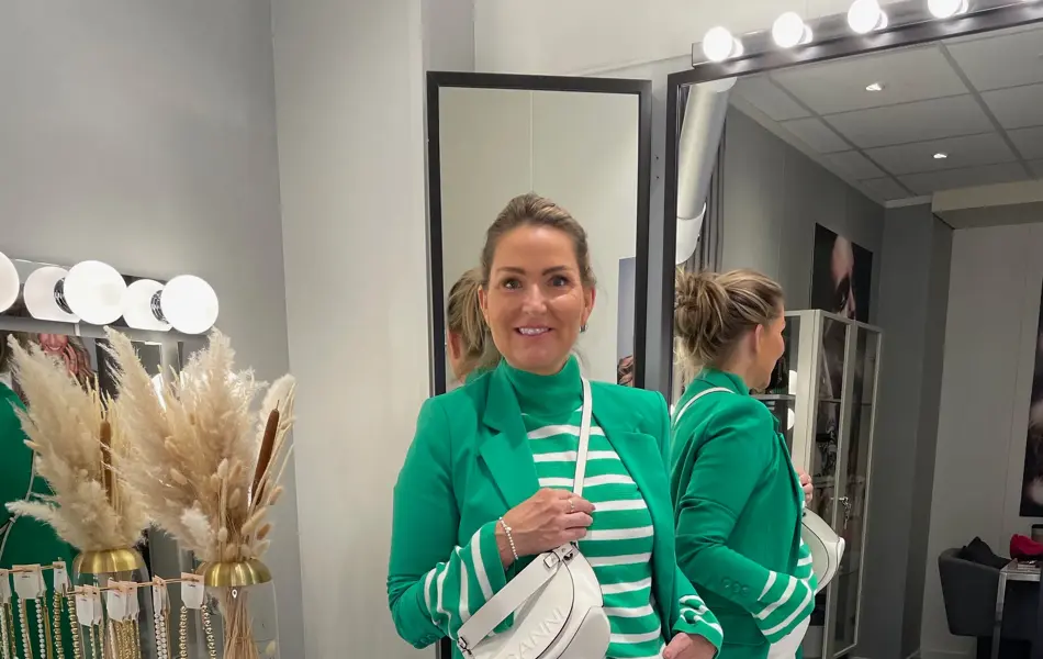 Blazer med hvit bukse og tilbehør