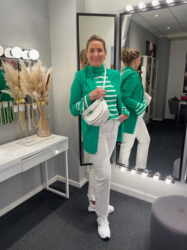 Blazer med hvit bukse og tilbehør