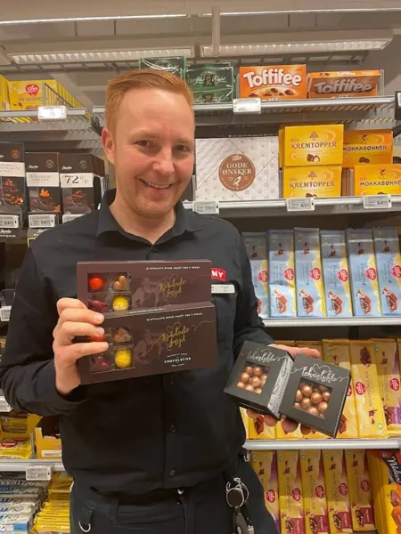 Mann holder nyhet innen sjokolade