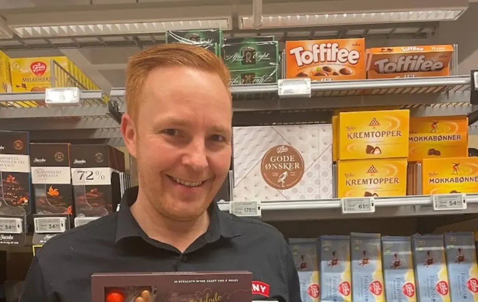 Mann holder nyhet innen sjokolade