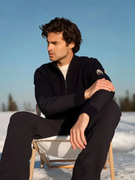 Mann som sitter i en stol utendørs