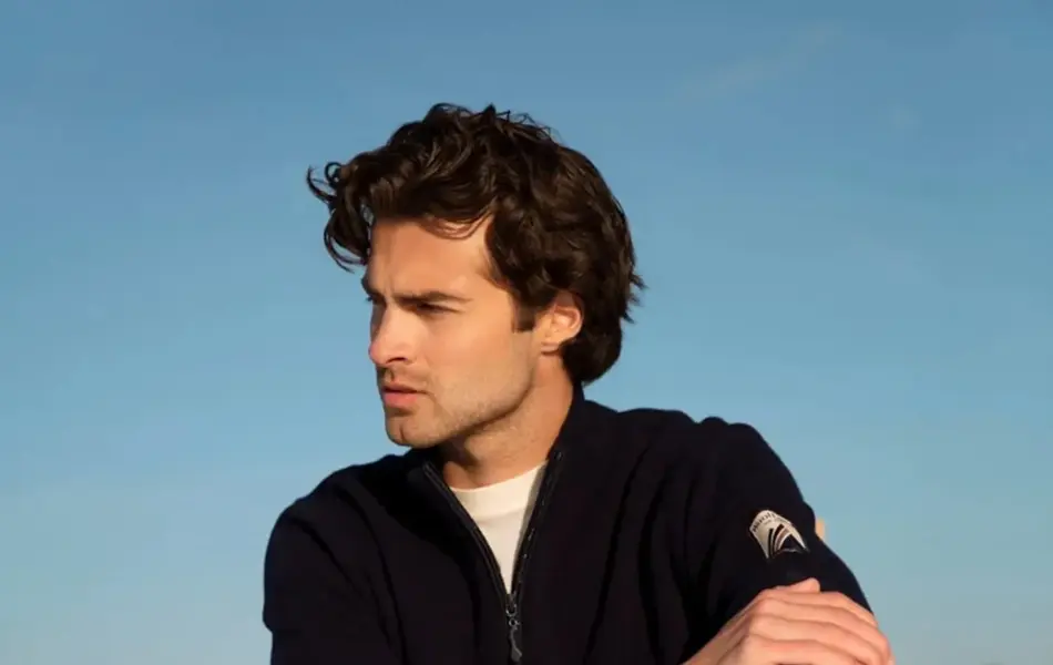 Mann som sitter i en stol utendørs