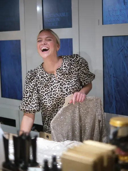 ansatt hos vero moda smiler og ler