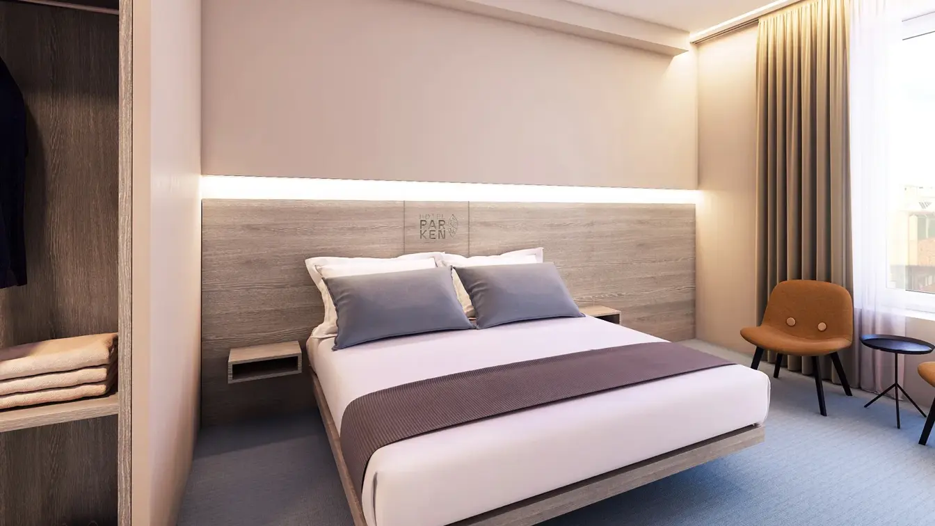 Soverom med dobbeltseng, gardiner og klesskap