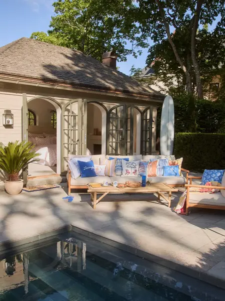 Loungesett ved bassengkanten