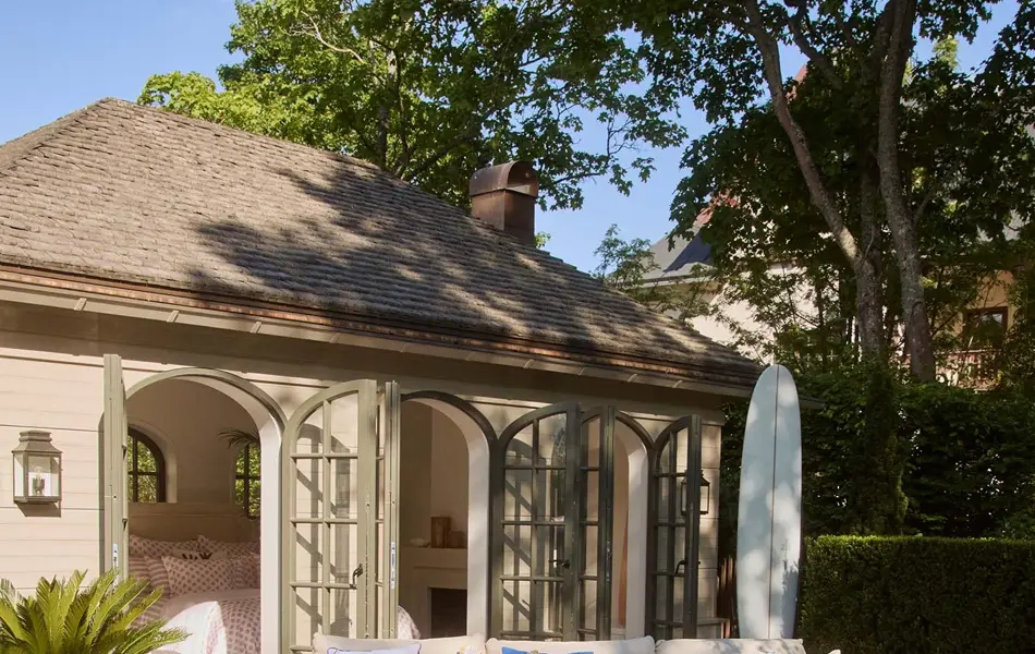 Loungesett ved bassengkanten