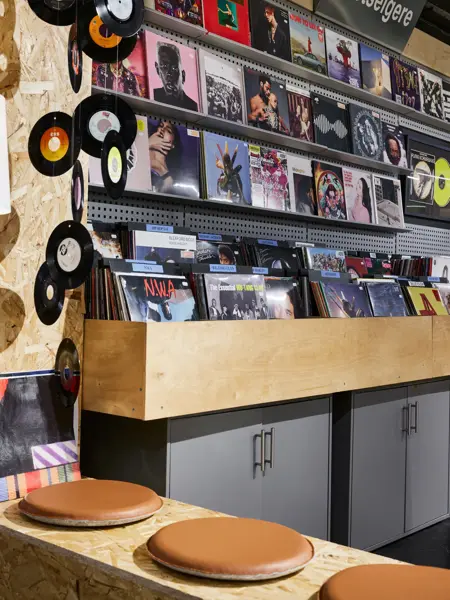 hyller med plater og cder, samt sittebenk hos playcom åsane