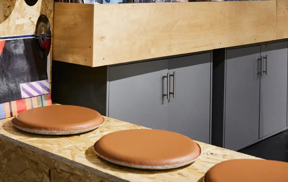 hyller med plater og cder, samt sittebenk hos playcom åsane