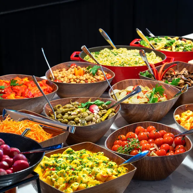Diverse salater på lunsjbuffet hos Thon Hotel Arena i Lillestrøm