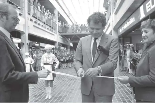 Moa Butikksenter åpner, mann klipper snora, mann og dame holder snora