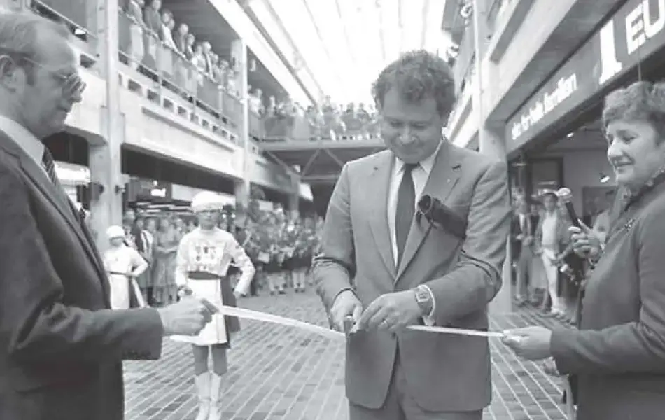 Moa Butikksenter åpner, mann klipper snora, mann og dame holder snora