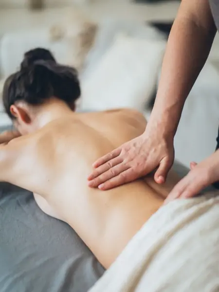 dame som blir massert på ryggen