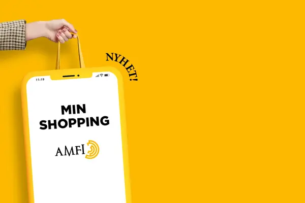 Dame som holder en pose med teksten "min shopping - amfi"