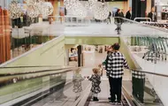 Bildet viser et utvalg av butikkene innendørs på Osaen Storsenter i Straume. 