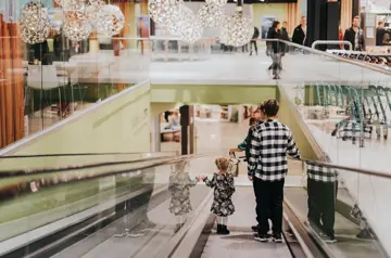 Bildet viser et utvalg av butikkene innendørs på Osaen Storsenter i Straume. 