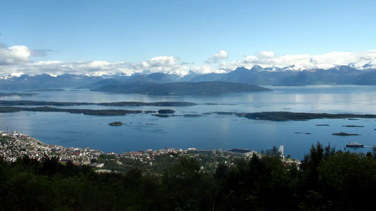 Bilde av Molde med fjorden i bakgrunnen