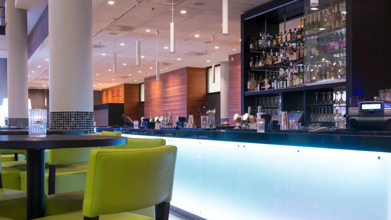 Limegrønne barkrakker foran baren Peis i restaurant med dekkede bord Rød stor sittegruppe med stor peis i Chambre Separee på Thon Hotel Arena i Lillestrøm