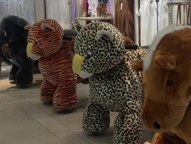 Jungeldyra elefant, tiger og leopard som barn kan sitte på