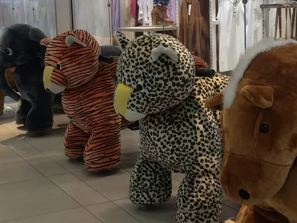 Jungeldyra elefant, tiger og leopard som barn kan sitte på