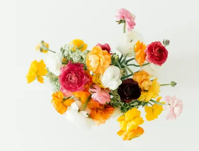 Fargerik blomsterbukett av rosa, gul, hvit og mørkt