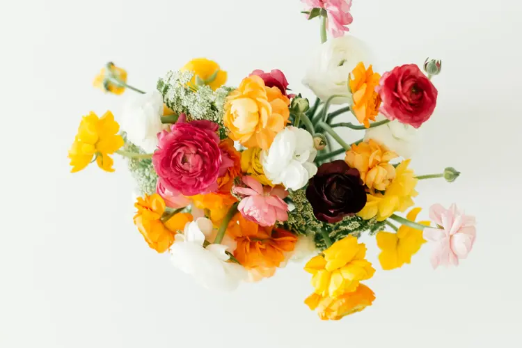 Fargerik blomsterbukett av rosa, gul, hvit og mørkt