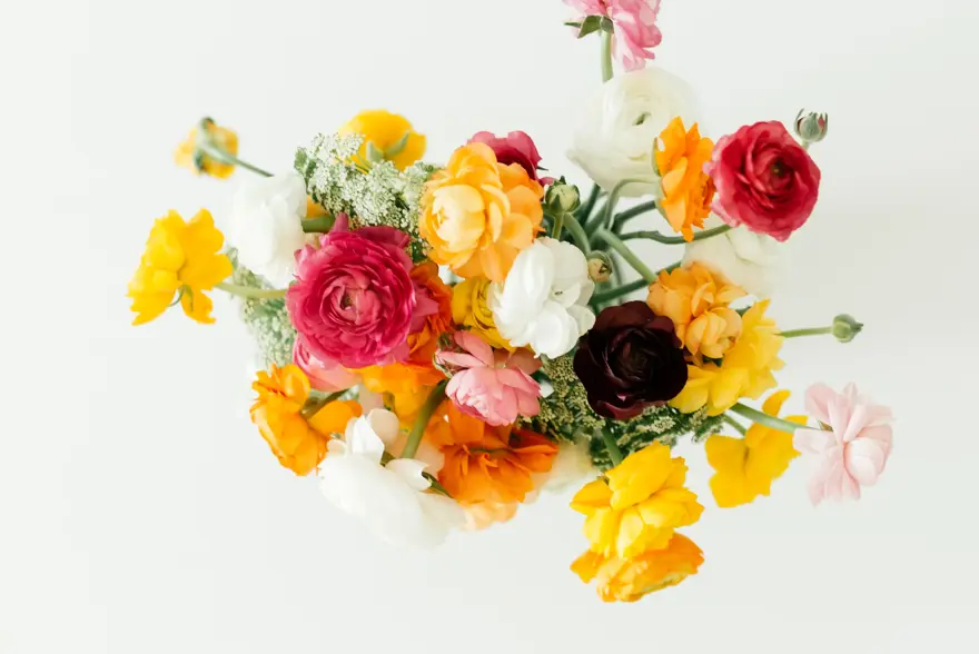 Fargerik blomsterbukett av rosa, gul, hvit og mørkt