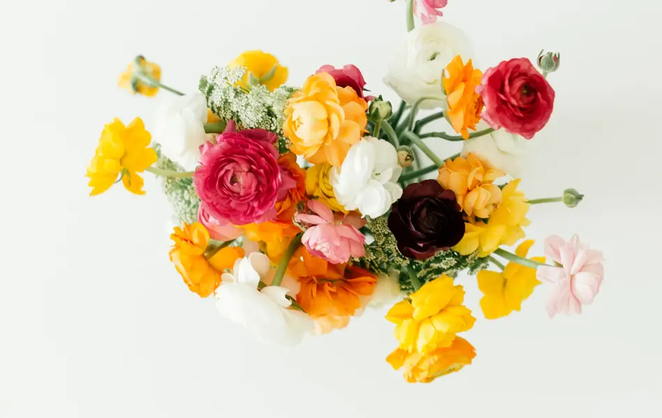Fargerik blomsterbukett av rosa, gul, hvit og mørkt