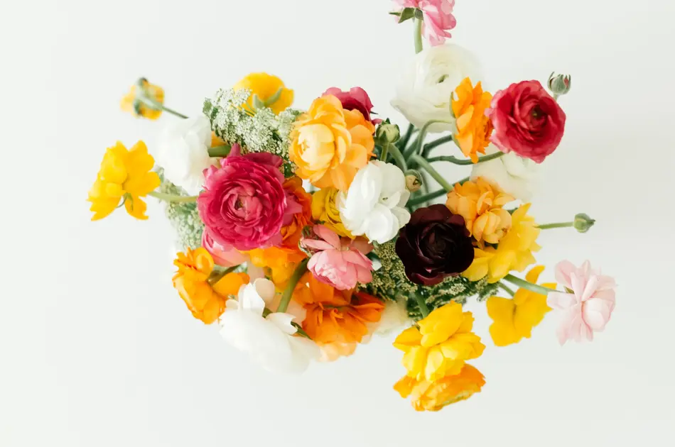 Fargerik blomsterbukett av rosa, gul, hvit og mørkt