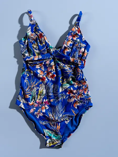 Blå badedrakt med blomster mønster på blå bakgrunn