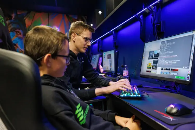 E-sport og gaming er hot blant barn og unge, og nå finnes det et alternativ til å sitte alene på rommet og spille. Et veldig godt alternativ!