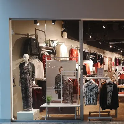 Butikkfasade av b.young på ski 