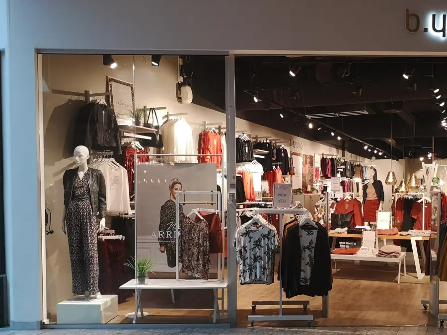 Butikkfasade av b.young på ski 