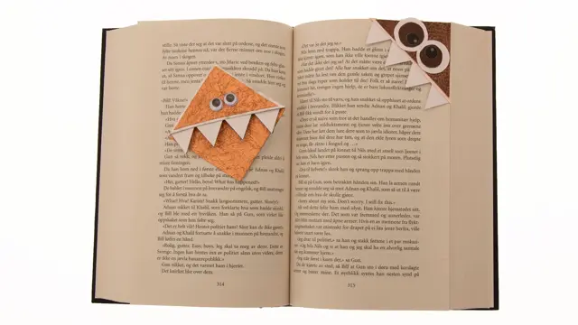 To "monster"bokmerker i åpen bok