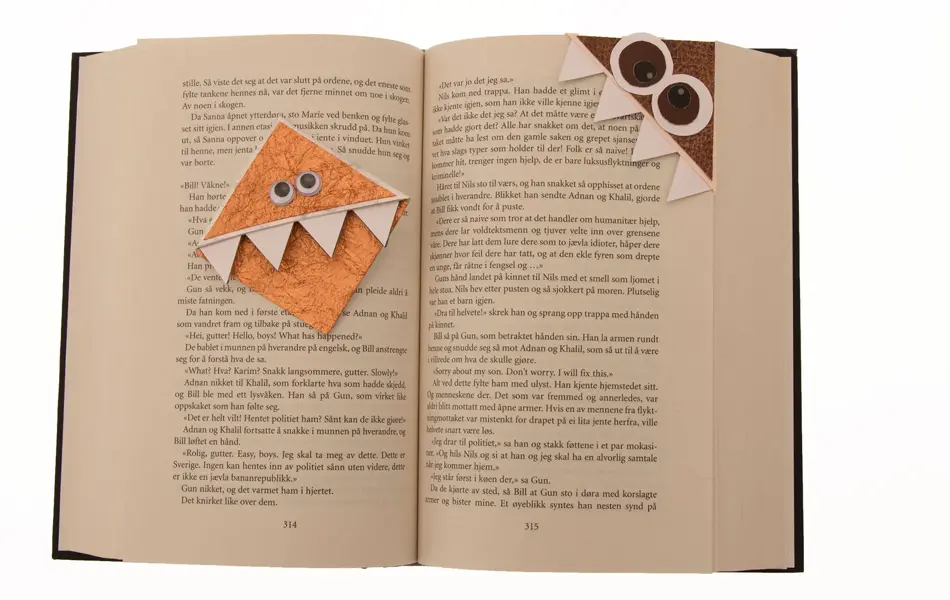 To "monster"bokmerker i åpen bok