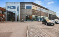 Thon Senter Elverum fasade, inngang og logo på vegg
