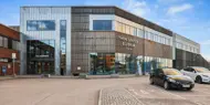 Thon Senter Elverum fasade, inngang og logo på vegg