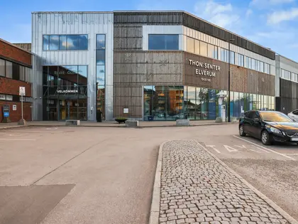 Thon Senter Elverum fasade, inngang og logo på vegg