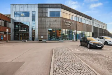 Thon Senter Elverum fasade, inngang og logo på vegg