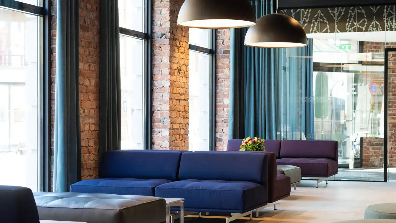 Bilde av sofaer i lobbien på Thon Hotel Parken