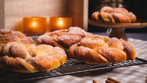 Kanelsnurrer med stearinlys i bakgrunnen