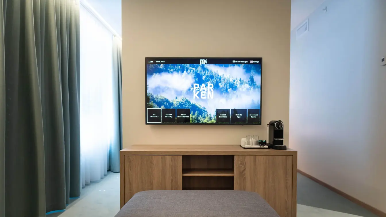 Bilde av en puff foran TV-en på veggen