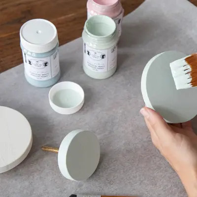 Person maler på en sirkel av tre 